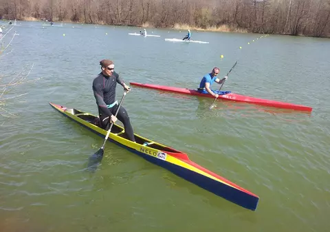 A scăpat de ”jaful secolului”! Petre Condrat, din nou în kaiac și cu părul dat cu ”lac”!