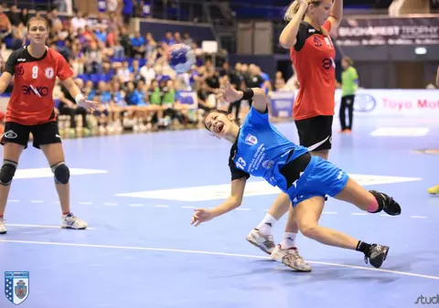 Eroare incredibilă! Deși au învins cu 28-16 pe SCM Craiova, ^fetele de la CSM București ar putea pierde la masa verde din cauză că oficialii n-au avut ecusoanele FRH la ei!