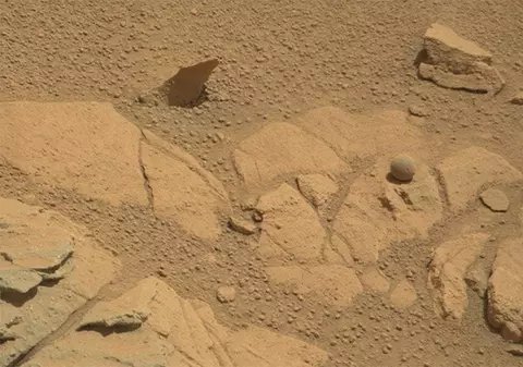 DESCOPERIRE SENZAŢIONALĂ PE MARTE. Roverul CURIOSITY a găsit O SFERĂ "CIUDATĂ"