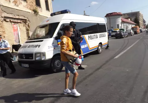 Evacuare cu scandal! Trei familii de romi au fost date afare ditr-un imobil ce stă să se prăbuşească