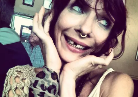 UN FOST MODEL A AJUNS ÎNTR-UN HAL FĂRĂ DE HAL! NU mai are DINŢI şi CERE BANI PE CONTURILE DE SOCIALIZARE