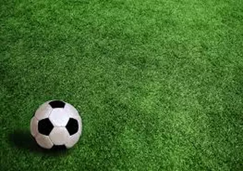 Un tânăr fotbalist român a primit o VESTE URIAŞĂ. Mâine îşi poate împlini un vis