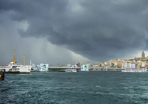 Istanbulul, măturat o furtună violentă. O schelă uriaşă a rănit şase oameni şi a ucis un copil  