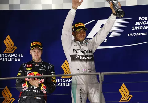 Lewis Hamilton câștigă Marele Premiu de la Singapore și trece pe primul loc în clasamentul general