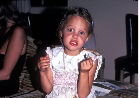 FETIŢA POFTICIOASĂ din imagine este, astăzi, DIVĂ de TOATĂ FRUMUSEŢEA! BĂNUIEŞTI despre cine este vorba?