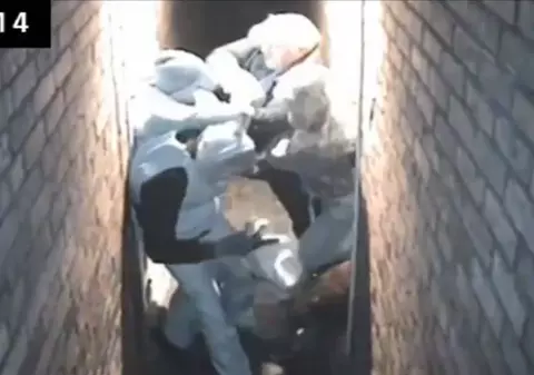 Reacţia incredibilă a unui bărbat de 59 de ani, după ce a găsit în casă trei hoţi înarmaţi cu o rangă de fier! VIDEO 