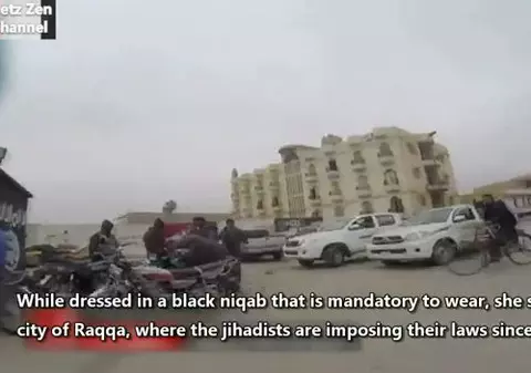 IMAGINEA TERORII! Cu o CAMERĂ ASCUNSĂ SUB VĂL, o femeie A FILMAT ORORILE făcute de Statul Islamic | VIDEO