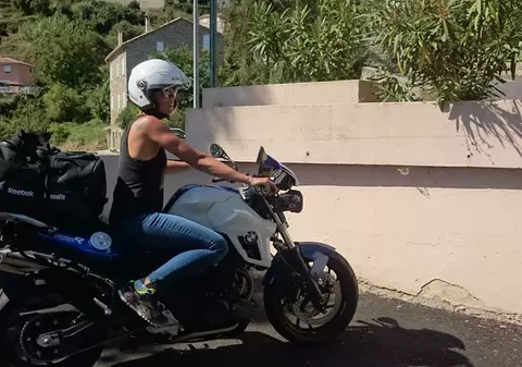 Laure Manaudou s-a dat peste cap cu motocicleta