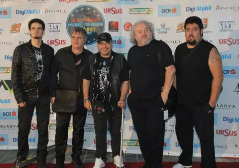 Leo Iorga NU SE LASĂ DOBORÂT de BOALĂ! În CÂRJĂ, la Romanian Music Awards