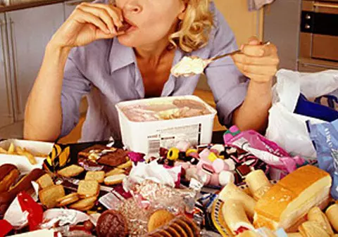 MÂNCATUL COMPULSIV, mai PERICULOS decât credeai