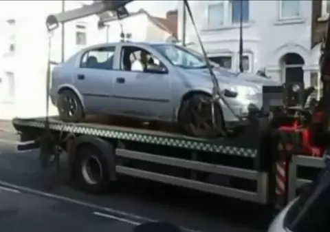 Incredibil! Ce a făcut un bărbat pentru a recupera automobilul ridicat de "hingherii" de maşini | VIDEO
