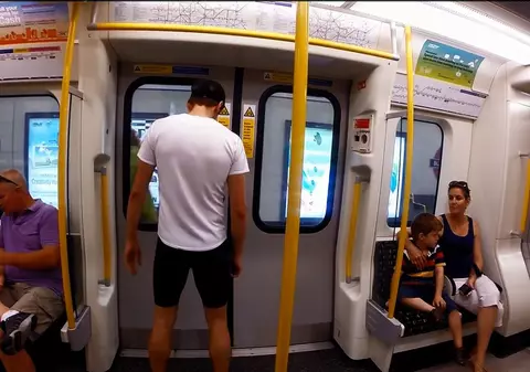 FABULOS! Mai rapid decât metroul. Un bărbat a coborât din tren, a alergat până la următoarea stație și s-a urcat în același vagon | VIDEO 