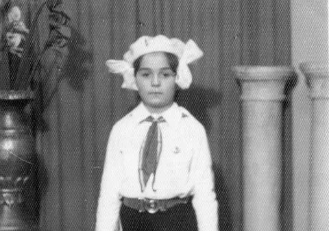 BĂNUIEŞTI cine e fetiţa îmbrăcată în PIONIER? Este o MARE CÂNTĂREAŢĂ de la NOI!