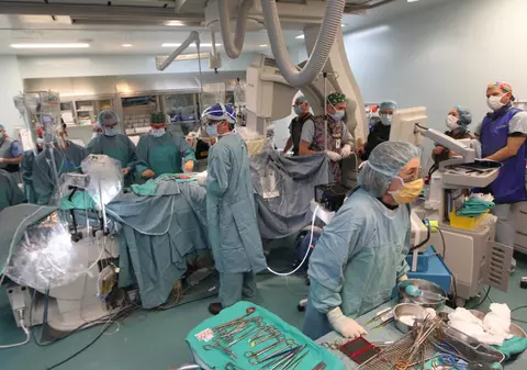 Premieră medicală în România. O femeie a fost operată pe creier în timp ce era trează