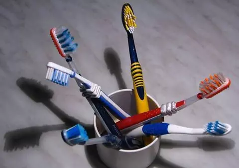 Începe caravana ”Rabla pentru Periuţa Ta” 2014. Cum poţi OBŢINE GRATUIT O CONSULTAŢIE şi un DETARTRAJ 