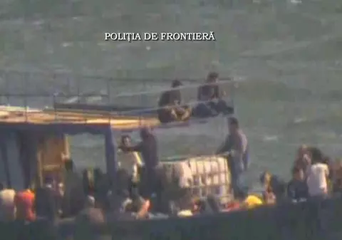 Ambarcaţiune cu 132 de migranţi din Orientul Mijlociu, capturată de poliţiştii de frontieră români | VIDEO