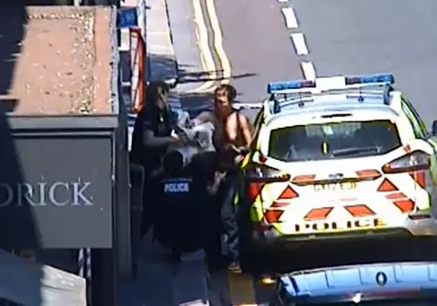 Un infractor care a lovit două poliţiste a fost prins de un adolescent! Imagini senzaţionale surprinse de o cameră de supraveghere | VIDEO