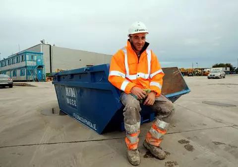 Un român din Dublin, eroul ZILEI: A GĂSIT 3.000 de euro la gunoi şi i-a RETURNAT