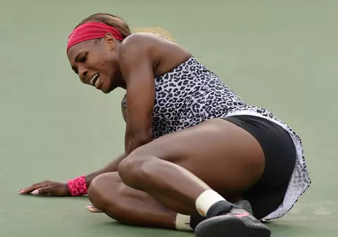 VIDEO / Serena Williams a abandonat în China! A avut nevoie de intervenţia medicului