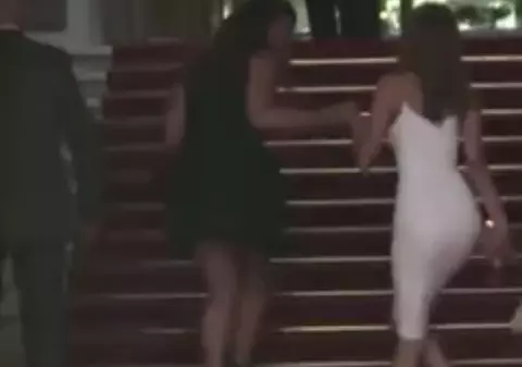 FUSTĂ STRÂMTĂ ŞI TOCURI? NU SUNT O IDEE PREA BUNĂ! Iată ce ţi se poate ÎNTÂMPLA! VIDEO