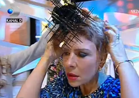 TEO TRANDAFIR, pe MÂINILE IULIEI ALBU! Ce REPLICI şi ce PROPUNERI VESTIMENTARE i-a făcut simpaticei prezentatoare?