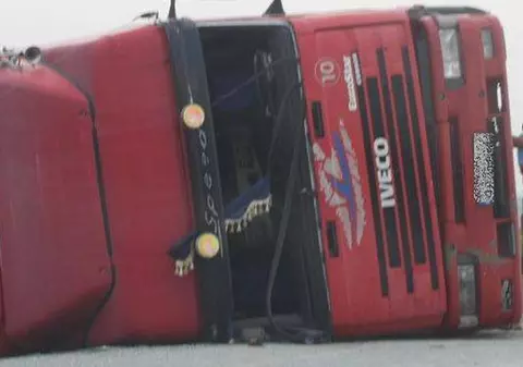 Trenuri blocate între Moldova și Transilvania din cauza unui TIR răsturnat pe calea ferată