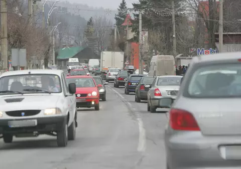 CIRCULAŢIE ÎNGREUNATĂ în zona staţiunilor de pe Valea Prahovei. Traficul a fost deviat pe DN1A 