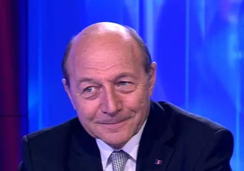 Traian Băsescu, PROVOCAT de Victor Ponta la "Găleata cu cărţi". Cum l-a IRONIZAT şeful statului pe premier