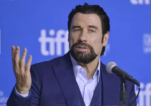 John Travolta a răspuns la întrebarea "Eşti gay?"