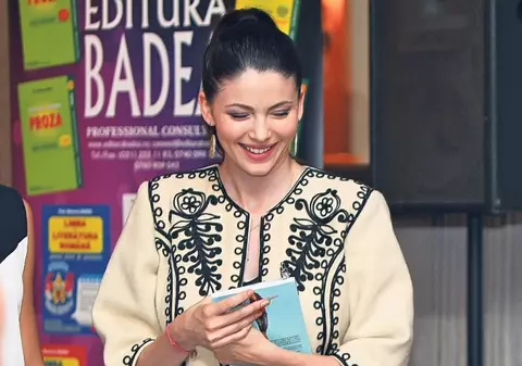 Anca Lungu îşi alăptează fetiţa prin parcări