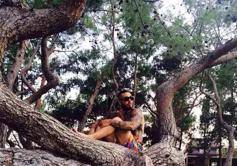 ALEX VELEA şi-a FĂCUT TATUAJ NOU!