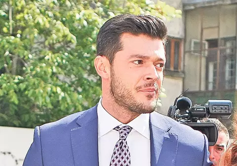 FOTOGRAFIA cu CARE VICTOR SLAV şi-a ÎNNEBUNIT FANII! Peste 35.000 de like-uri!