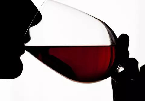 STUDIU CONTROVERSAT! CIOCOLATA şi VINUL ROŞU, tratament pentru GLAUCOM