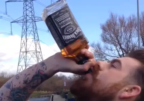 INCREDIBIL! A dat pe gât o sticlă întreagă de whiskey, în 10 secunde! Ce a păţit după acest gest stupid | VIDEO