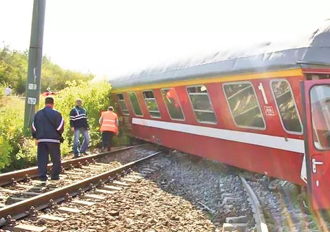 Alt tren pe arătură! 80 de oameni au trecut prin clipe de coşmar după ce vagoanele au ieşit de pe linii