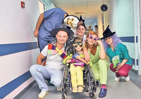 Terapie prin zâmbet | Un gest uriaş pentru copiii greu încercaţi de boală de la Spitalul Marie Curie