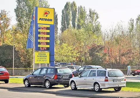Benzina s-a ieftinit cu aproape 50 de bani