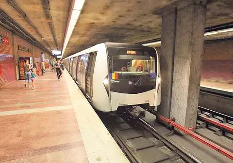 A scăpat miraculos de sub metrou după ce a căzut între șine!