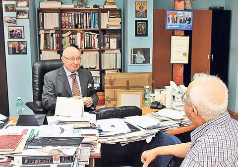 Ginerele medicului Lucan ar fi încercat să plece de la perchezițiile DIICOT cu mii de euro și bijuterii într-o geantă - surse