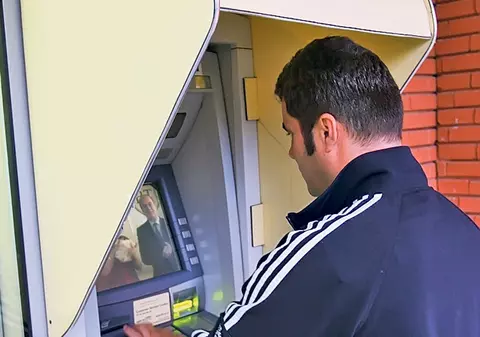 Cum pierzi bani la bancomat