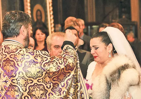 Catanga, certată de preot în biserică | Gestul ei a dus la întreruperea slujbei de cununie | EXCLUSIV