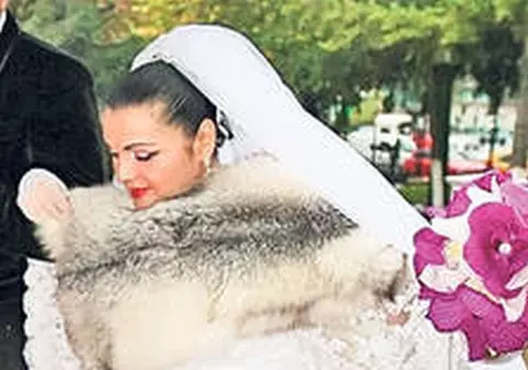 SE MĂRITĂ? O BRUNETĂ cu NĂBĂDĂI de la noi a PRINS BUCHETUL la NUNTA CORNELIEI CATANGA! | FOTO