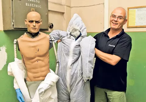 Se lasă înjunghiat şi strâns de gât fără să clipească