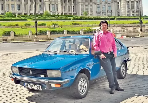 Un tânăr IT-ist o conduce pe «Tovarăşa» lui Ceauşescu