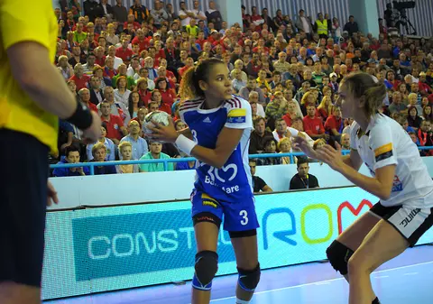 Băimărencele s-au bătut singure cu Larvik! ^7 ratări de la 7 metri și 9 bare! Cuplul de lesbiene Hammerseng-Edin a învins