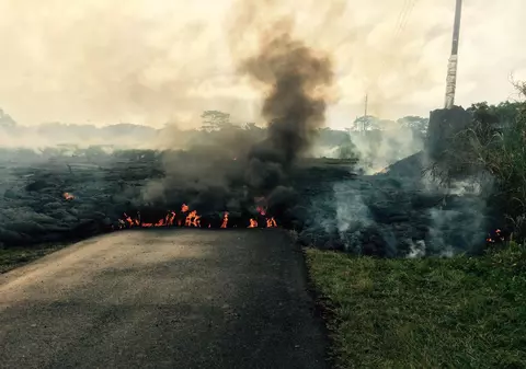 Un râu de lavă pe o șosea din Hawaii | VIDEO 