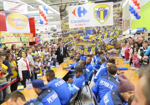 NEBUNIE la inaugurarea standului ”lupilor” dintr-un hypermarket din Ploiești
