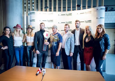 GALERIE FOTO / Elveţienii au cerut "fete de ring" din România pentru o gală. Arată DEMENŢIAL