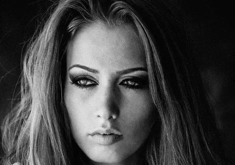 Ea e concurenta Antoniei? Nicole Stroiny, o adevărată frumuseţe autohtonă, lansează videoclipul primului ei single "Should I go"
