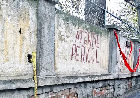 CE NE ENERVEAZĂ | Ne place să umblăm cu gardul vopsit